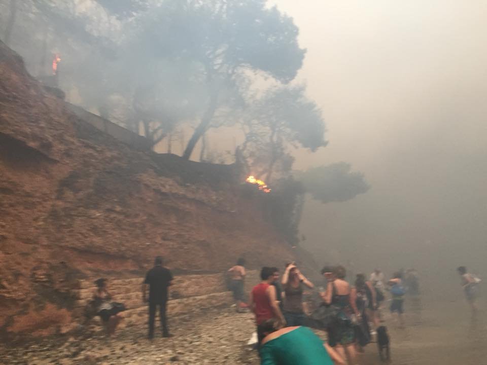 Μάλιστα, έχει και πληροφορίες ότι όντως ο γιος του και η πεθερά του βρέθηκαν στη συγκεκριμένη παραλία περιμένοντας το πλοιάριο που θα τους έσωζε.