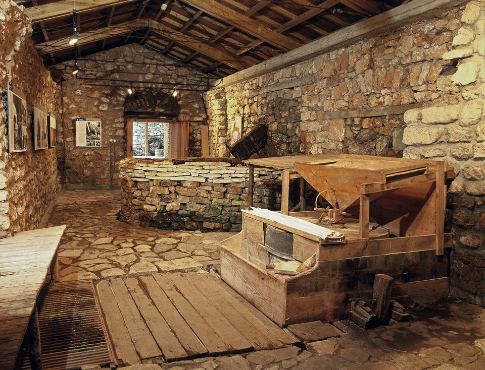 Μουσείο Υδροκίνησης Δημητσάνας: Eκθεση κοσμήματος σε ένα συναρπαστικό τοπίο [εικόνες] | iefimerida.gr 4