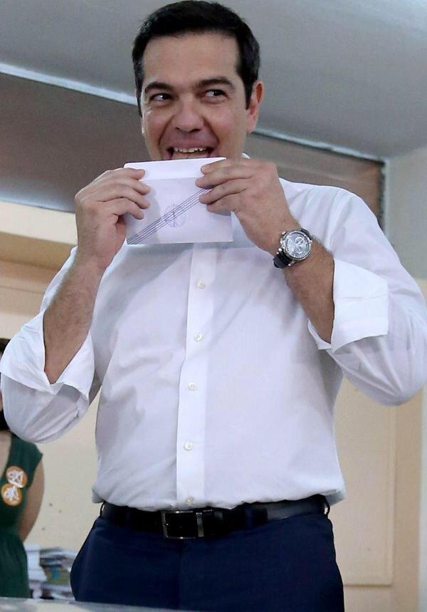 Ξένοι δημοσιογράφοι τουιτάρουν: «Ζωγράφισαν τον Τσίπρα σαν θεό σε εκλογικό κέντρο» [εικόνες] | iefimerida.gr 1