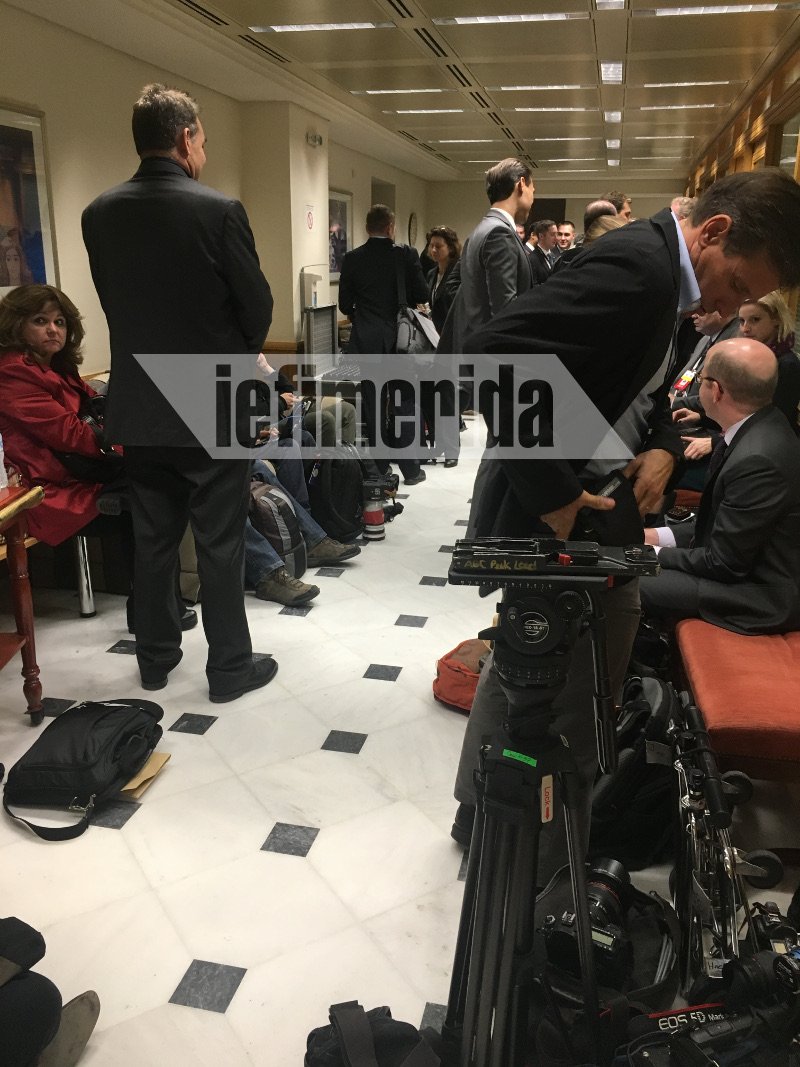 Στα υπόγεια του Μεγάρου Μαξίμου: Οι δημοσιογράφοι περιμένουν τη συνέντευξη Τύπου Ομπάμα-Τσίπρα [εικόνες] | iefimerida.gr 0