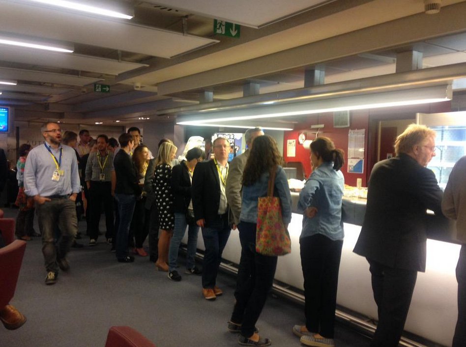 Κάτω από τα γραφεία, πάνω στα γραφεία, στο πάτωμα -Εξαντλημένοι δημοσιογράφοι στις Βρυξέλλες κοιμούνται όπου βρουν [εικόνες] | iefimerida.gr 3