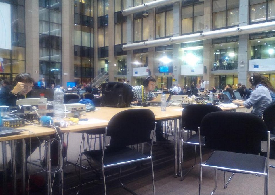 Κάτω από τα γραφεία, πάνω στα γραφεία, στο πάτωμα -Εξαντλημένοι δημοσιογράφοι στις Βρυξέλλες κοιμούνται όπου βρουν [εικόνες] | iefimerida.gr 4