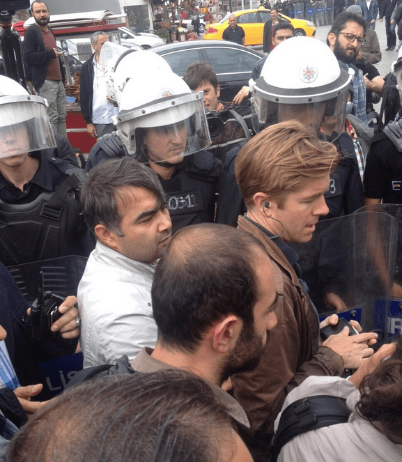 Στις φλόγες η πλατεία Ταξίμ -Δεκάδες τραυματίες σε συγκρούσεις με την Αστυνομία [εικόνες&βίντεο] | iefimerida.gr 6