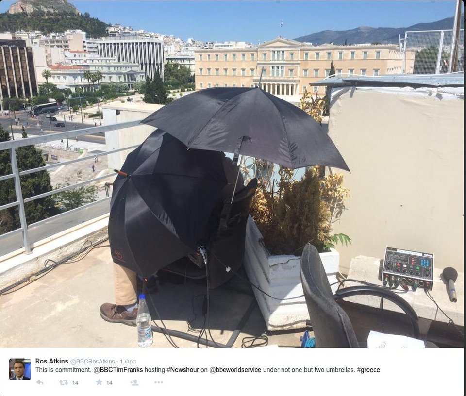 Ανταποκριτής του BBC λιώνει σε ταράτσα του Συντάγματος -Η «πατέντα» του για να γλιτώσει τον ήλιο [εικόνα] | iefimerida.gr 0