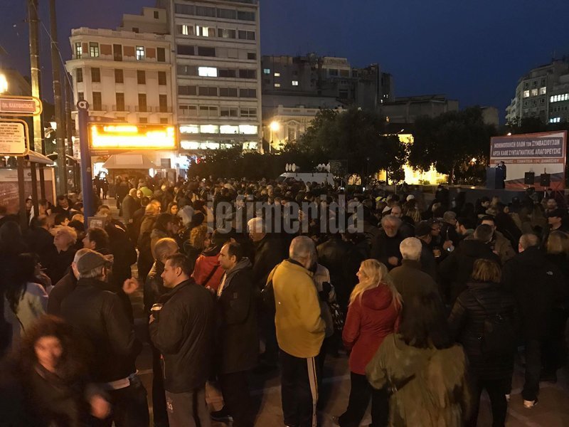 Στη σημερινή κινητοποίηση συμμετέχουν εκπρόσωποι 100 σωματείων εργαζομένων του δημοσίου τομέα