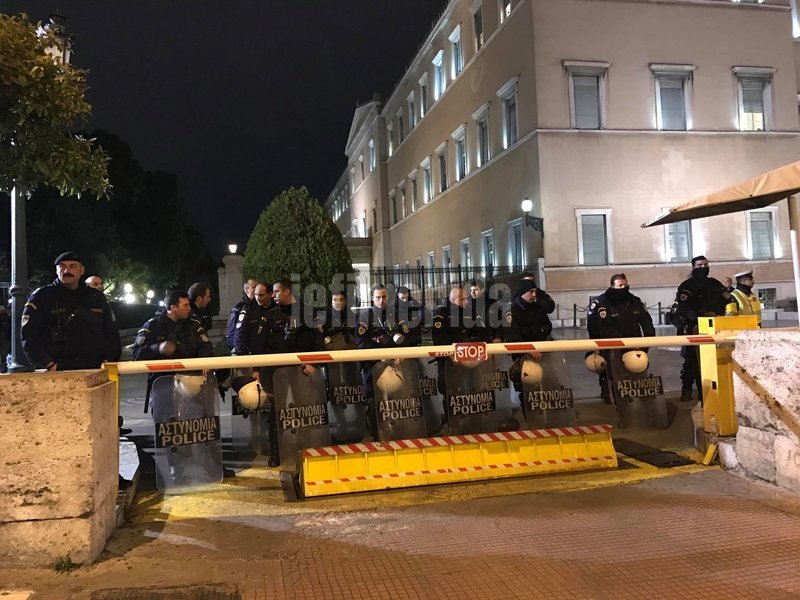 Ισχυρές αστυνομικές δυνάμεις στην πλαϊνή είσοδο της Βουλής