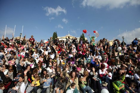 Γέμισαν μωρά και χαμόγελα οι πλατείες: Οι Ελληνίδες θήλασαν δημόσια σε 52 πόλεις [εικόνες] | iefimerida.gr 0