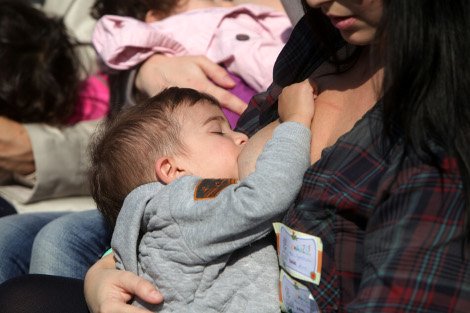 Γέμισαν μωρά και χαμόγελα οι πλατείες: Οι Ελληνίδες θήλασαν δημόσια σε 52 πόλεις [εικόνες] | iefimerida.gr 1