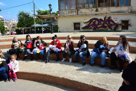 Γέμισαν μωρά και χαμόγελα οι πλατείες: Οι Ελληνίδες θήλασαν δημόσια σε 52 πόλεις [εικόνες] | iefimerida.gr 10