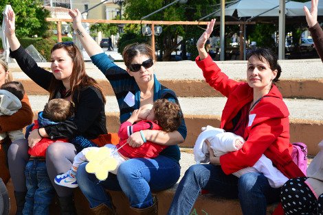 Γέμισαν μωρά και χαμόγελα οι πλατείες: Οι Ελληνίδες θήλασαν δημόσια σε 52 πόλεις [εικόνες] | iefimerida.gr 11