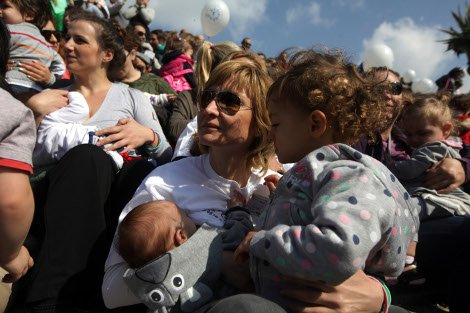 Γέμισαν μωρά και χαμόγελα οι πλατείες: Οι Ελληνίδες θήλασαν δημόσια σε 52 πόλεις [εικόνες] | iefimerida.gr 2