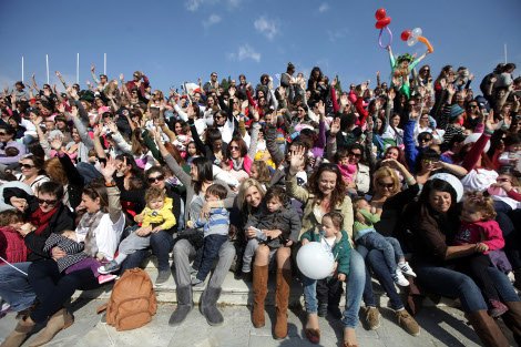 Γέμισαν μωρά και χαμόγελα οι πλατείες: Οι Ελληνίδες θήλασαν δημόσια σε 52 πόλεις [εικόνες] | iefimerida.gr 3