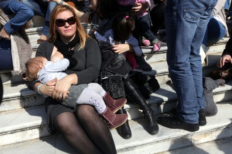 Γέμισαν μωρά και χαμόγελα οι πλατείες: Οι Ελληνίδες θήλασαν δημόσια σε 52 πόλεις [εικόνες] | iefimerida.gr 4