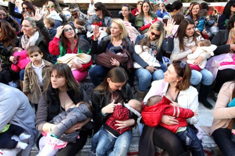 Γέμισαν μωρά και χαμόγελα οι πλατείες: Οι Ελληνίδες θήλασαν δημόσια σε 52 πόλεις [εικόνες] | iefimerida.gr 5