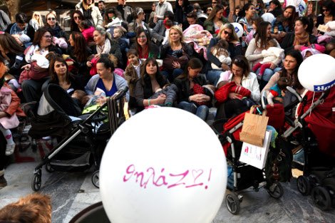 Γέμισαν μωρά και χαμόγελα οι πλατείες: Οι Ελληνίδες θήλασαν δημόσια σε 52 πόλεις [εικόνες] | iefimerida.gr 6