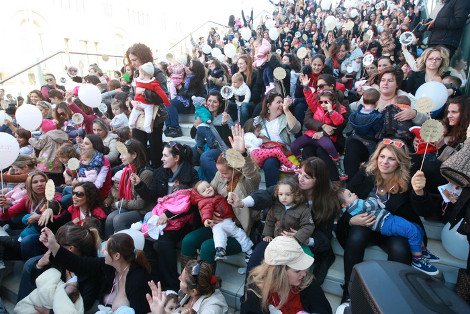 Γέμισαν μωρά και χαμόγελα οι πλατείες: Οι Ελληνίδες θήλασαν δημόσια σε 52 πόλεις [εικόνες] | iefimerida.gr 8