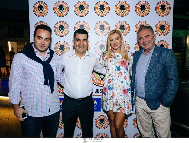 Επίσημα εγκαίνια για το Buffalo Wings & Rings [εικόνες] | iefimerida.gr 4