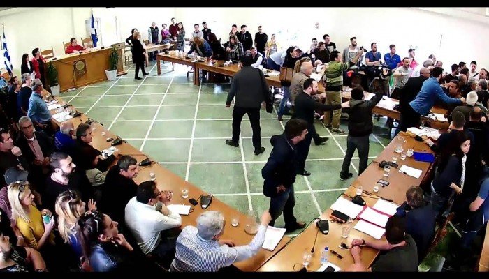 Χανιά: Επαιξαν... ξύλο στο δημοτικό συμβούλιο [εικόνες&βίντεο] | iefimerida.gr 1