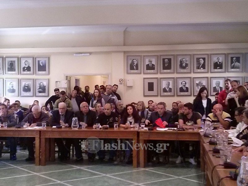 Χανιά: Επαιξαν... ξύλο στο δημοτικό συμβούλιο [εικόνες&βίντεο] | iefimerida.gr 2