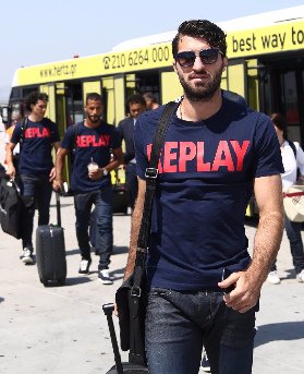 O Ολυμπιακός αναχώρησε για Βελιγράδι με την νέα REPLAY casual ενδυμασία της σεζόν 2017/2018 [εικόνες] | iefimerida.gr 0