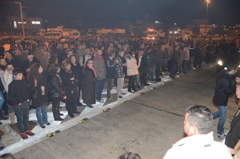 Οργή λαού στη Μαλακάσα: Εξαγριωμένοι κάτοικοι πυρπόλησαν κουβούκλιο διοδίων [εικόνες]  | iefimerida.gr 1