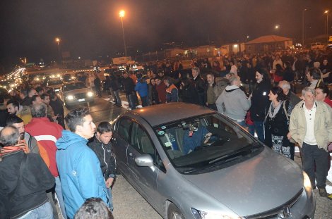 Οργή λαού στη Μαλακάσα: Εξαγριωμένοι κάτοικοι πυρπόλησαν κουβούκλιο διοδίων [εικόνες]  | iefimerida.gr 2