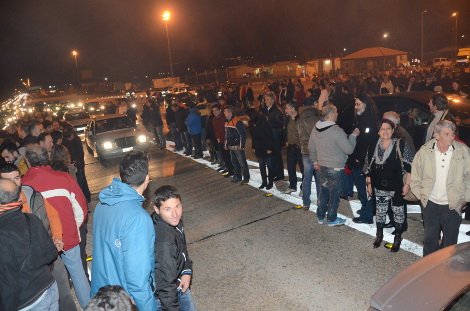 Οργή λαού στη Μαλακάσα: Εξαγριωμένοι κάτοικοι πυρπόλησαν κουβούκλιο διοδίων [εικόνες]  | iefimerida.gr 3