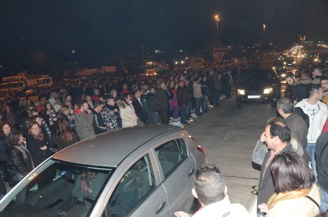 Οργή λαού στη Μαλακάσα: Εξαγριωμένοι κάτοικοι πυρπόλησαν κουβούκλιο διοδίων [εικόνες]  | iefimerida.gr 4