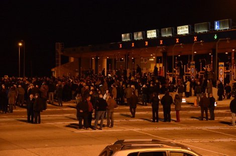 Οργή λαού στη Μαλακάσα: Εξαγριωμένοι κάτοικοι πυρπόλησαν κουβούκλιο διοδίων [εικόνες]  | iefimerida.gr 5