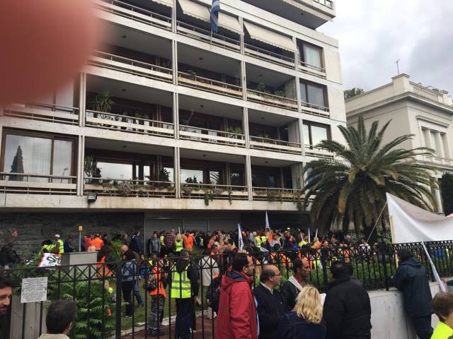 Ενταση στο Διοικητικής Ανασυγκρότησης -Συμβασιούχοι ΟΤΑ ξήλωσαν την καγκελόπορτα | iefimerida.gr 2