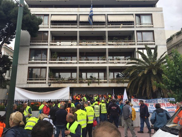 Ενταση στο Διοικητικής Ανασυγκρότησης -Συμβασιούχοι ΟΤΑ ξήλωσαν την καγκελόπορτα | iefimerida.gr 5