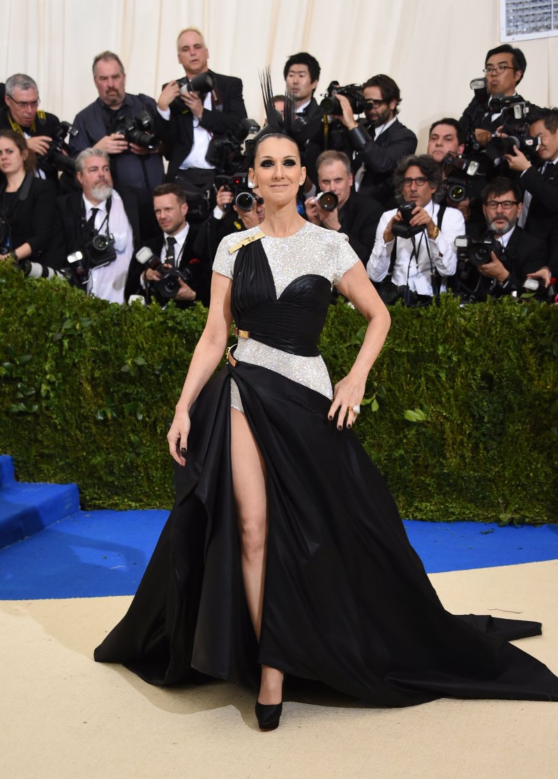 Εύθυμη χήρα η Σελίν Ντιόν -Με τουαλέτα με σκίσιμο ως το εσώρουχο [εικόνες] | iefimerida.gr 10