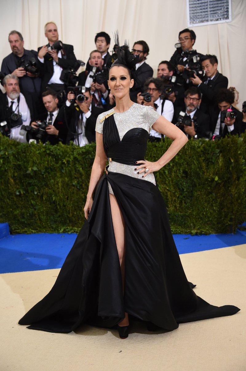 Εύθυμη χήρα η Σελίν Ντιόν -Με τουαλέτα με σκίσιμο ως το εσώρουχο [εικόνες] | iefimerida.gr 9