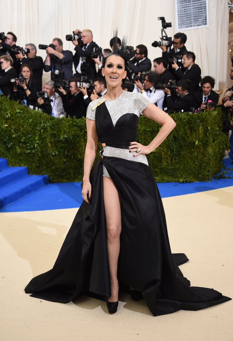 Εύθυμη χήρα η Σελίν Ντιόν -Με τουαλέτα με σκίσιμο ως το εσώρουχο [εικόνες] | iefimerida.gr 8