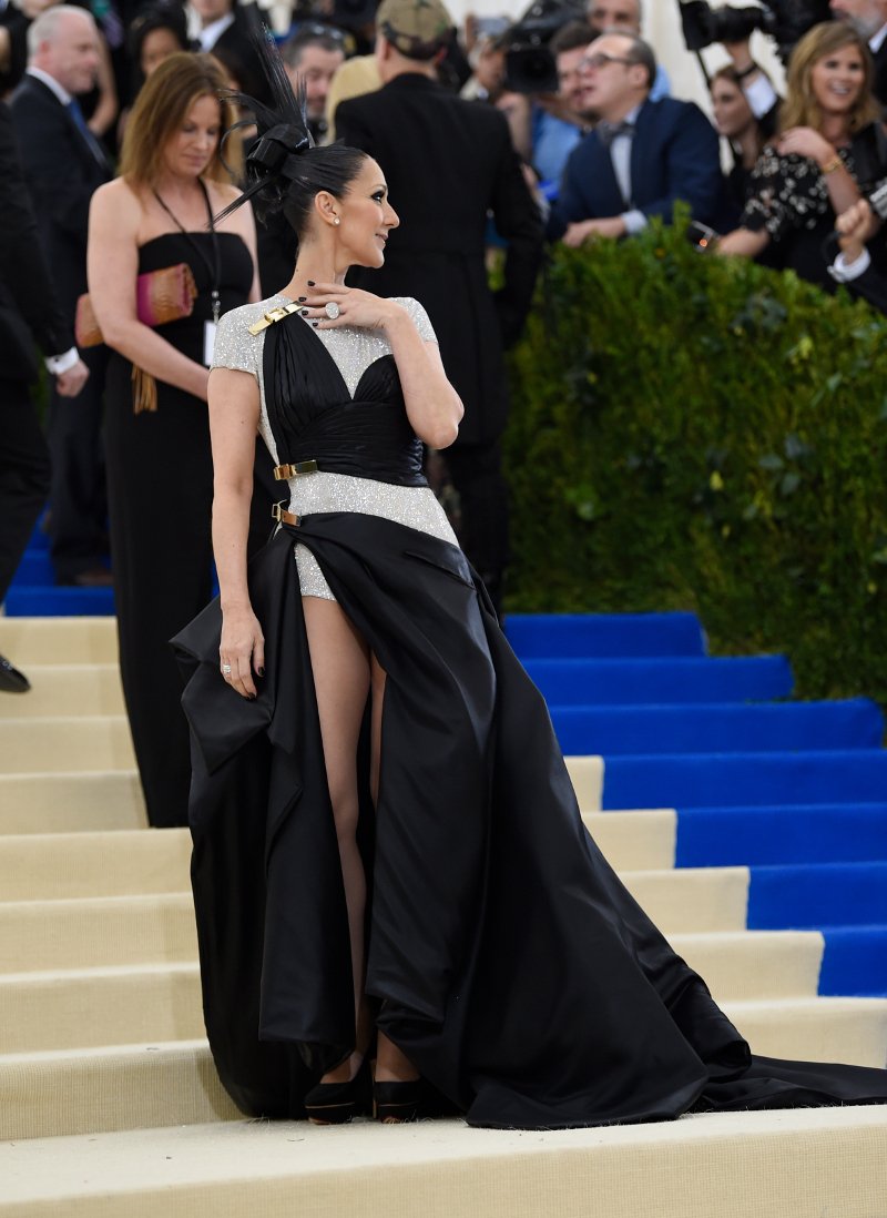 Εύθυμη χήρα η Σελίν Ντιόν -Με τουαλέτα με σκίσιμο ως το εσώρουχο [εικόνες] | iefimerida.gr 7