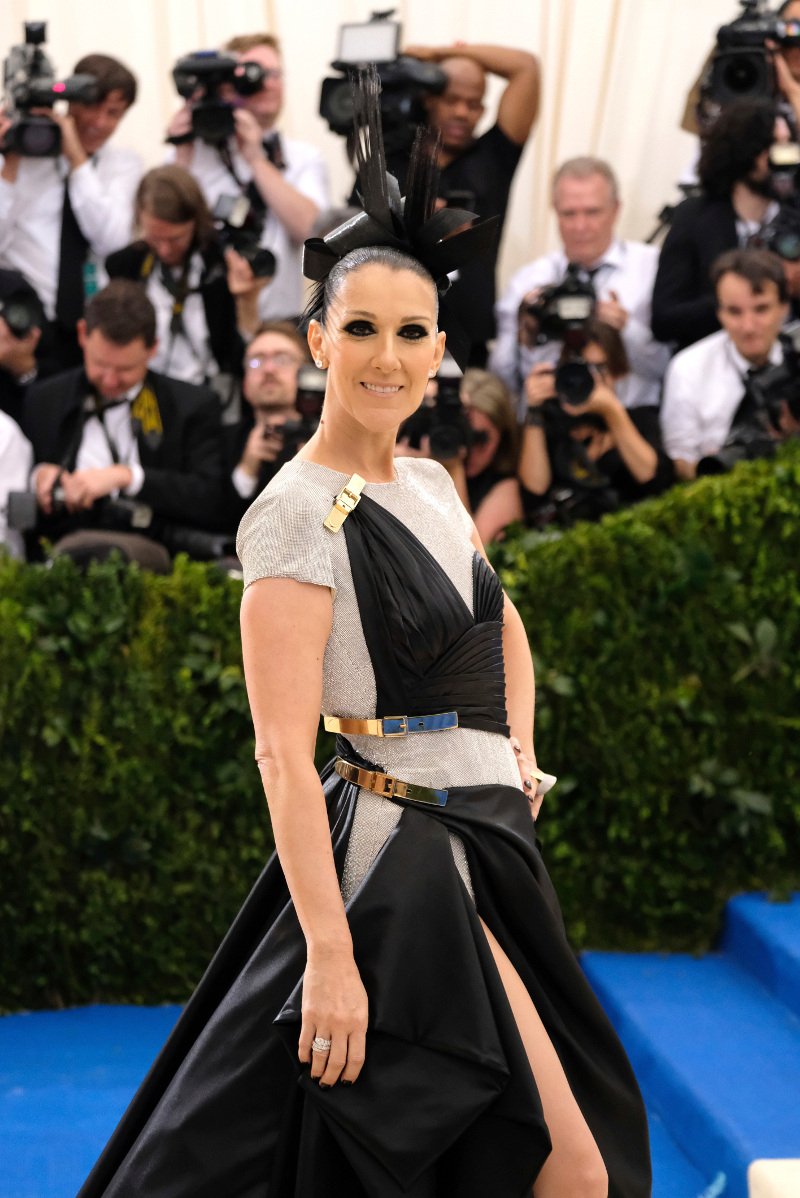 Εύθυμη χήρα η Σελίν Ντιόν -Με τουαλέτα με σκίσιμο ως το εσώρουχο [εικόνες] | iefimerida.gr 6