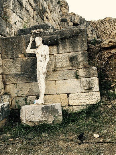 Περίεργες φιγούρες από ξύλο, γύψο, χαλκό, μαλλί, στα μάρμαρα του Αρχαίου θεάτρου Φιλίππων [εικόνες]  | iefimerida.gr 0