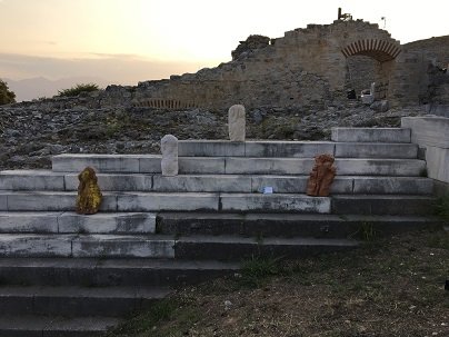 Περίεργες φιγούρες από ξύλο, γύψο, χαλκό, μαλλί, στα μάρμαρα του Αρχαίου θεάτρου Φιλίππων [εικόνες]  | iefimerida.gr 4