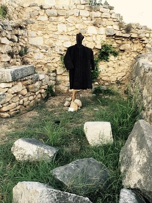 Περίεργες φιγούρες από ξύλο, γύψο, χαλκό, μαλλί, στα μάρμαρα του Αρχαίου θεάτρου Φιλίππων [εικόνες]  | iefimerida.gr 1