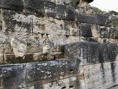 Περίεργες φιγούρες από ξύλο, γύψο, χαλκό, μαλλί, στα μάρμαρα του Αρχαίου θεάτρου Φιλίππων [εικόνες]  | iefimerida.gr 5