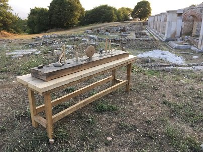 Περίεργες φιγούρες από ξύλο, γύψο, χαλκό, μαλλί, στα μάρμαρα του Αρχαίου θεάτρου Φιλίππων [εικόνες]  | iefimerida.gr 3