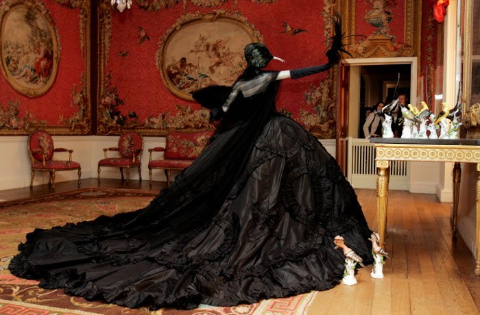 Από τη Μάρλεν Ντρίτριχ στη Ριάνα -Ρεκόρ επισκεψιμότητας στην έκθεση του Dior με τα 300 φορέματα [εικόνες]  | iefimerida.gr 0