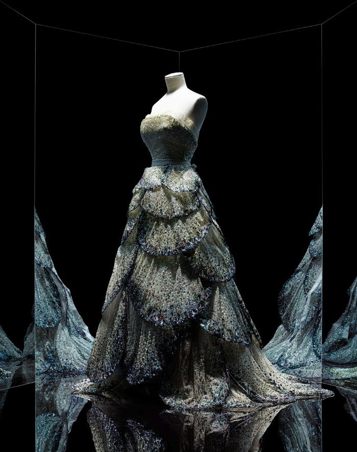 Από τη Μάρλεν Ντρίτριχ στη Ριάνα -Ρεκόρ επισκεψιμότητας στην έκθεση του Dior με τα 300 φορέματα [εικόνες]  | iefimerida.gr 2