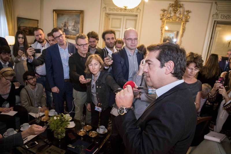 Η ρεπόρτερ που δεν μπορούσε να πάρει τα μάτια της από τον Αλέξη Τσίπρα [εικόνες] | iefimerida.gr 2