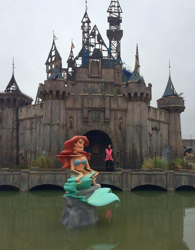 Ο Μπάνκσι διαλύει τη «Dismaland» για να φιλοξενήσει πρόσφυγες [εικόνες] | iefimerida.gr 1