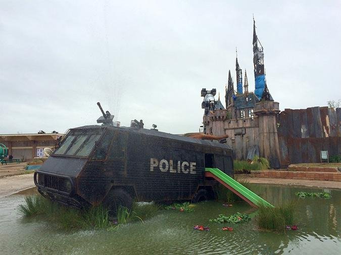 Ο Μπάνκσι διαλύει τη «Dismaland» για να φιλοξενήσει πρόσφυγες [εικόνες] | iefimerida.gr 3