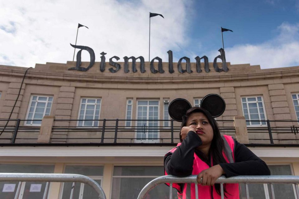 Ο Μπάνκσι διαλύει τη «Dismaland» για να φιλοξενήσει πρόσφυγες [εικόνες] | iefimerida.gr 2