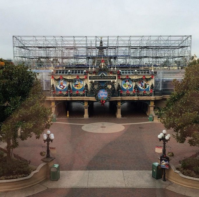 Ερημιά στη Disneyland -Κλειστή για πρώτη φορά από τότε που άνοιξε, το 1992 [εικόνες] | iefimerida.gr 1