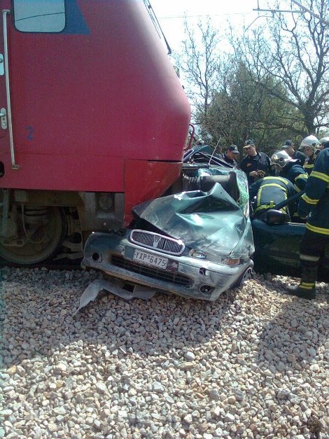 Τέσσερις νεκροί σε σύγκρουση τρένου - αυτοκινήτου [εικόνες] | iefimerida.gr 0
