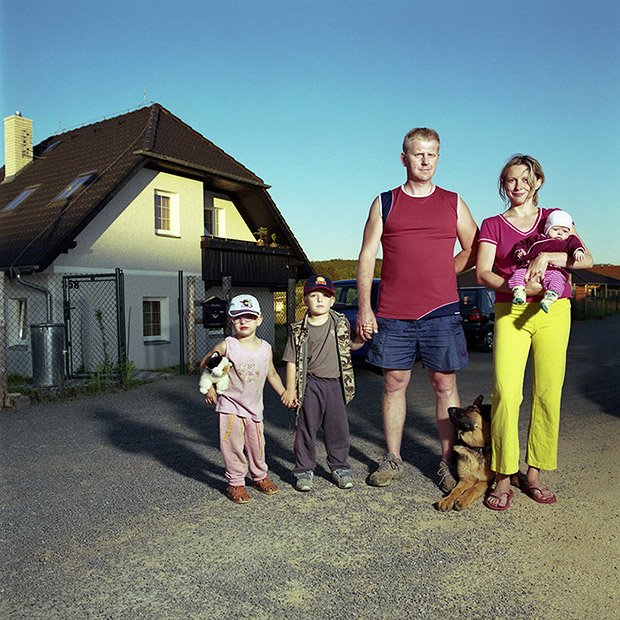 Μια γυναίκα φωτογραφίζεται με διαφορετικούς άντρες και δείχνει πώς θα ήταν η ζωή της αν ζούσε μαζί τους –Τα πάντα αλλιώς [εικόνες] | iefimerida.gr 2